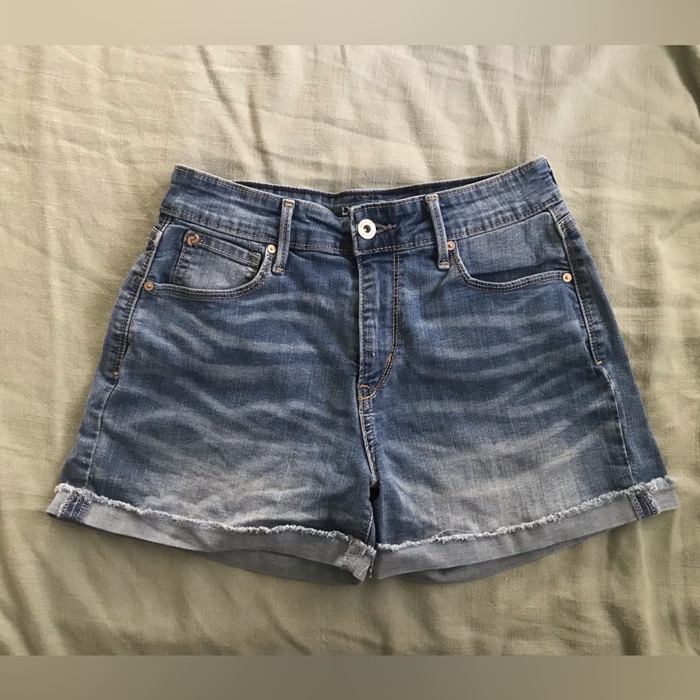 Denizen from Levi’s High-rise Jean Shorts (size 2/26)